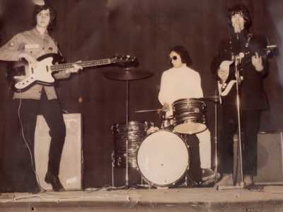 In quegli anni spuntarono infatti come funghi svariati gruppi che imitavano i Beatles e i Rolling Stones e i cui nomi rimandavano al mondo anglosassone, come i 69th Red Bells 